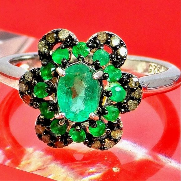 925 Sterling Silver Ring Sz 7 with Natural Emerald & 18 Natural Diamonds. - Picture 8 of 15